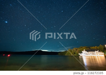 阿寒湖に浮かぶ遊覧船と星空 118272105