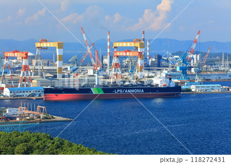 【香川県】聖通寺山から見た川崎重工業 坂出工場(番の州工業地帯) 【香川県】聖通寺山から見た川崎重工業 坂出工場(番の州工業地帯) 118272431