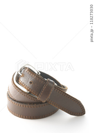 茶色いベルトを白背景で撮影 118273030