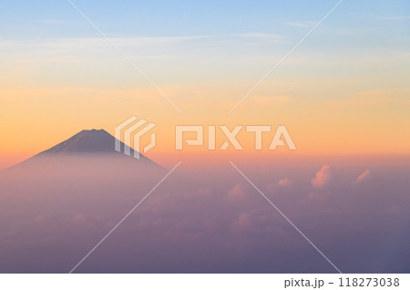朝焼けに染まる空と雲の上の富士山（金峰山より） 118273038