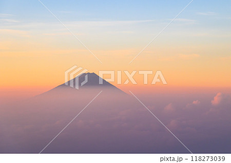 朝焼けに染まる空と雲の上の富士山(金峰山より) 朝焼けに染まる空と雲の上の富士山(金峰山より) 118273039