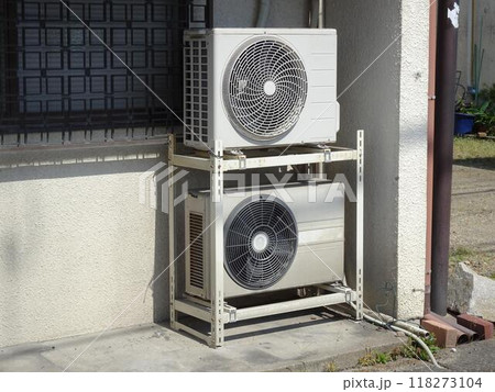家庭用エアコン室外機 縦二台置き 家庭用エアコン室外機 縦二台置き 118273104