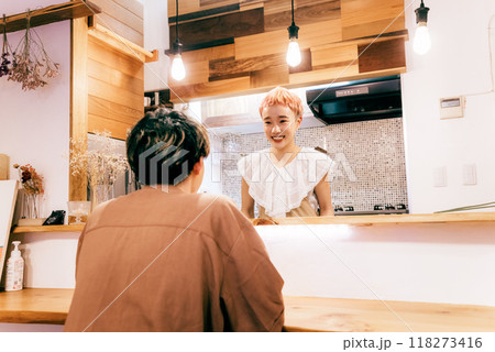 キッチンでケーキを作るカップル 118273416