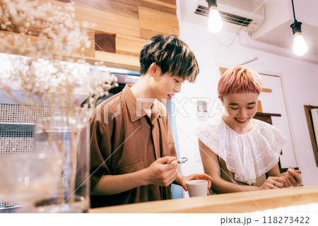 キッチンでケーキを作るカップル 118273422