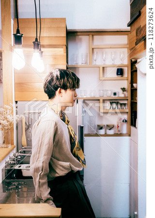 キッチンでポーズする新郎 118273624