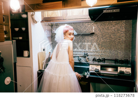キッチンで作業する花嫁 118273678