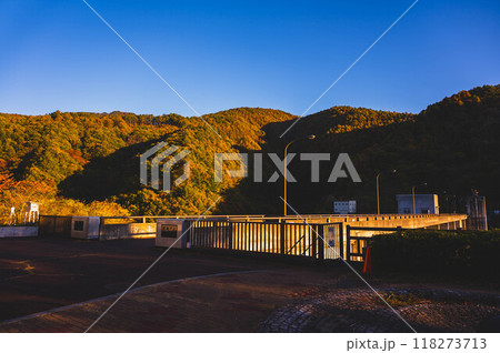 夕日に照らされる箕輪ダムの紅葉 118273713