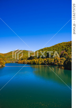 紅葉が広がるもみじ湖　 118273720