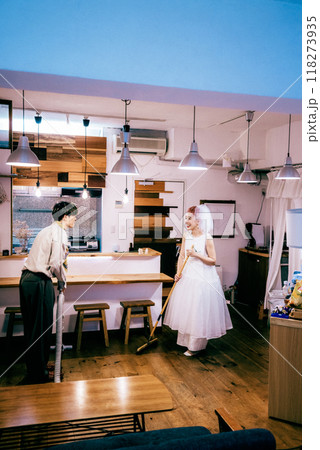 掃除機かけをする新婚カップル 118273935