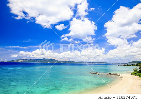 沖縄県、喜瀬ビーチと名護市街の遠景 118274075