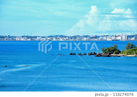 沖縄県、喜瀬ビーチと名護市街の遠景 沖縄県、喜瀬ビーチと名護市街の遠景 118274076
