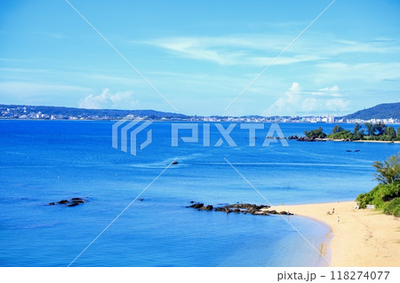 沖縄県、喜瀬ビーチと名護市街の遠景 118274077