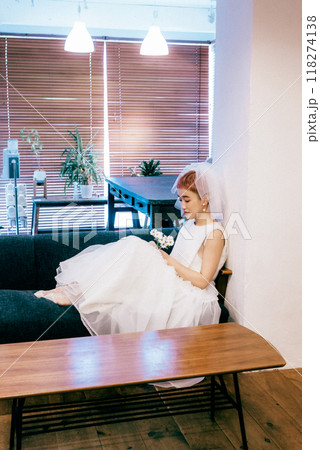 家でゆっくりする花嫁 家でゆっくりする花嫁 118274138