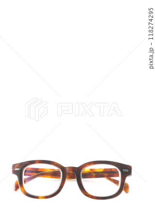 めがねを白背景で撮影 118274295