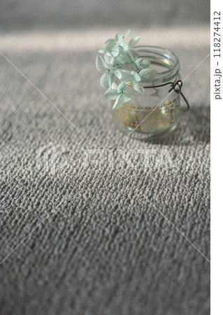 瓶に入ったドライフラワーのアジサイ 118274412