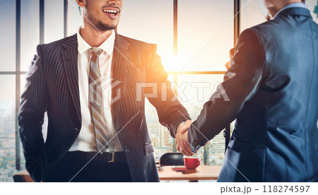 ビジネスシーン 握手 ビジネスシーン 握手 118274597