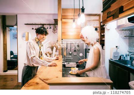 キッチンでケーキ作りする新郎新婦 キッチンでケーキ作りする新郎新婦 118274705