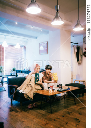 ホームパーティーする新郎新婦 ホームパーティーする新郎新婦 118274771