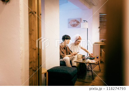 ホームパーティーする新郎新婦 118274793