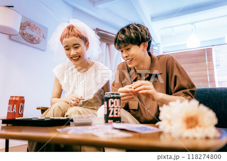 ホームパーティーする新郎新婦 118274800