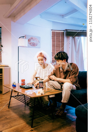 ホームパーティーする新郎新婦 118274804