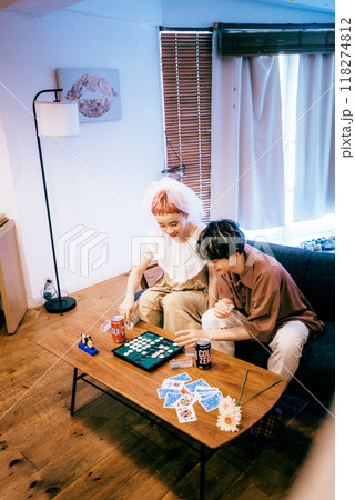 ホームパーティーする新郎新婦 118274812