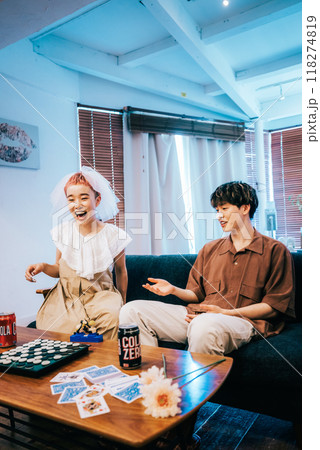 ホームパーティーする新郎新婦 ホームパーティーする新郎新婦 118274819