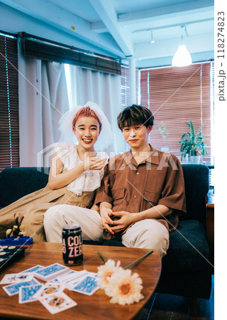 ホームパーティーする新郎新婦 118274823