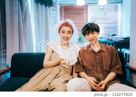 ホームパーティーする新郎新婦 118274826