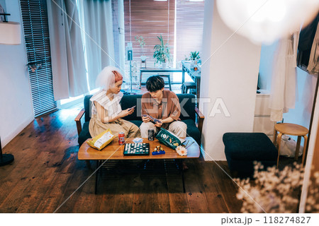 ホームパーティーする新郎新婦 ホームパーティーする新郎新婦 118274827