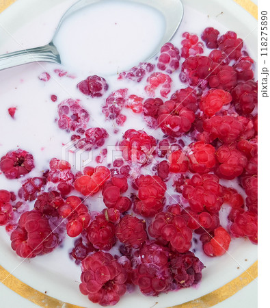 Antioxidant natural breakfast with raspberries and fresh milk 118275890