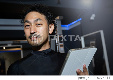 タブレットを持つスポーツトレーナーのイメージ男性　カメラ目線 118276811