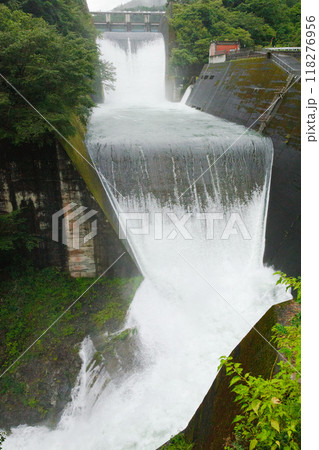 ダムの臨時放流　小河内ダム 118276956