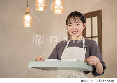 接客するカフェの店員の女性 いらっしゃいませのカメラ目線のクローズアップ 接客するカフェの店員の女性 いらっしゃいませのカメラ目線のクローズアップ 118277236