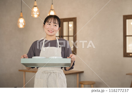 忙しそうに接客するカフェの店員の女性 忙しそうに接客するカフェの店員の女性 118277237