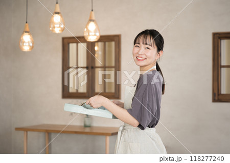接客するカフェの店員の女性 いらっしゃいませのカメラ目線 接客するカフェの店員の女性 いらっしゃいませのカメラ目線 118277240
