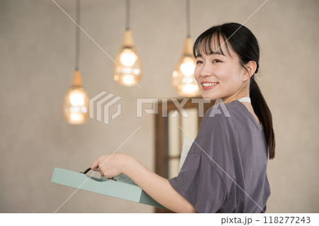 接客するカフェの店員の女性 いらっしゃいませ 上半身クローズアップ 接客するカフェの店員の女性 いらっしゃいませ 上半身クローズアップ 118277243