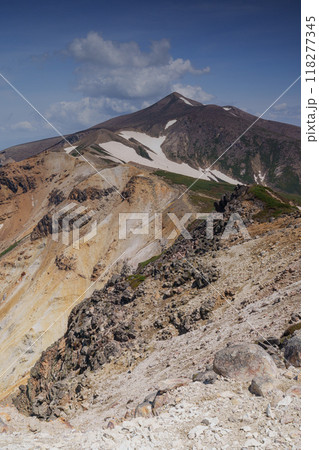 上ホロカメットク山 山頂からの十勝岳　残雪期北海道登山 118277345