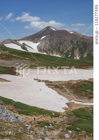 残雪残る十勝岳　上ホロカメットク山からの縦走路 118277389