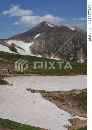残雪残る十勝岳 上ホロカメットク山からの縦走路 残雪残る十勝岳 上ホロカメットク山からの縦走路 118277390