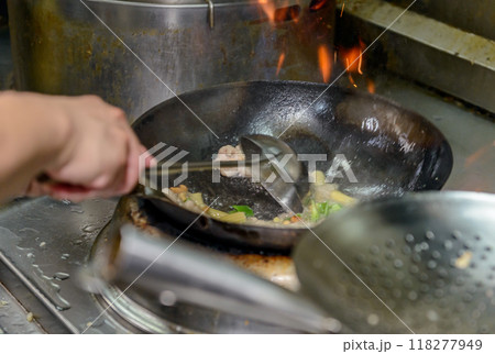 中華料理の調理シーン、炎をあげる中華鍋 中華料理の調理シーン、炎をあげる中華鍋 118277949