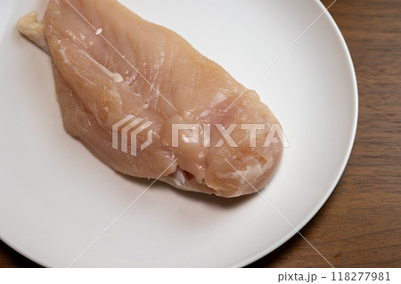 白い皿の上の鶏むね肉 白い皿の上の鶏むね肉 118277981