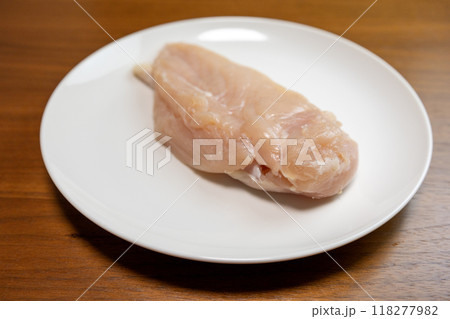 白い皿の上の鶏むね肉 白い皿の上の鶏むね肉 118277982