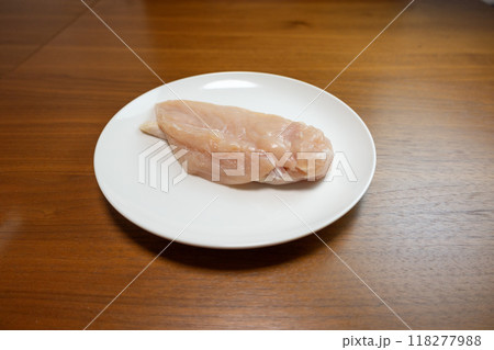 白い皿の上の鶏むね肉 白い皿の上の鶏むね肉 118277988