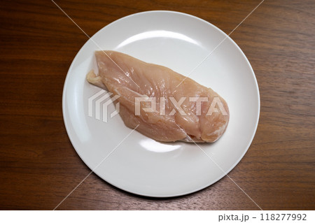 白い皿の上の鶏むね肉 白い皿の上の鶏むね肉 118277992