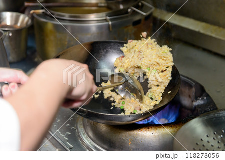 中華鍋でチャーハンを作る料理人、町中華 118278056
