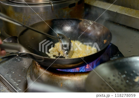 中華鍋でチャーハンを作る料理人、町中華 中華鍋でチャーハンを作る料理人、町中華 118278059
