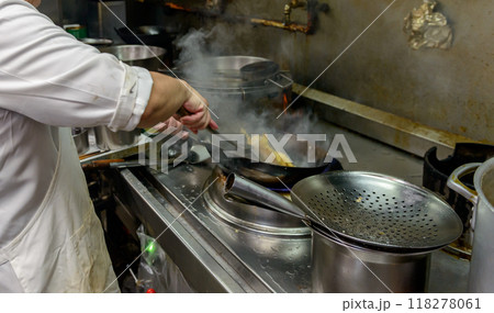 中華鍋でチャーハンを作る料理人、町中華 118278061