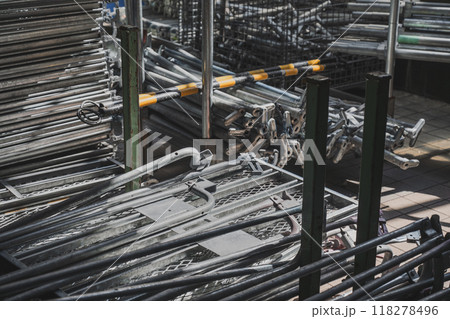 工事現場の資材置場と足場材 118278496