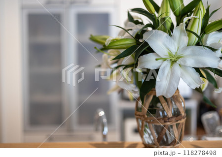 白基調のキッチンのカウンターに置いてある白い百合の花を活けてある花瓶 118278498